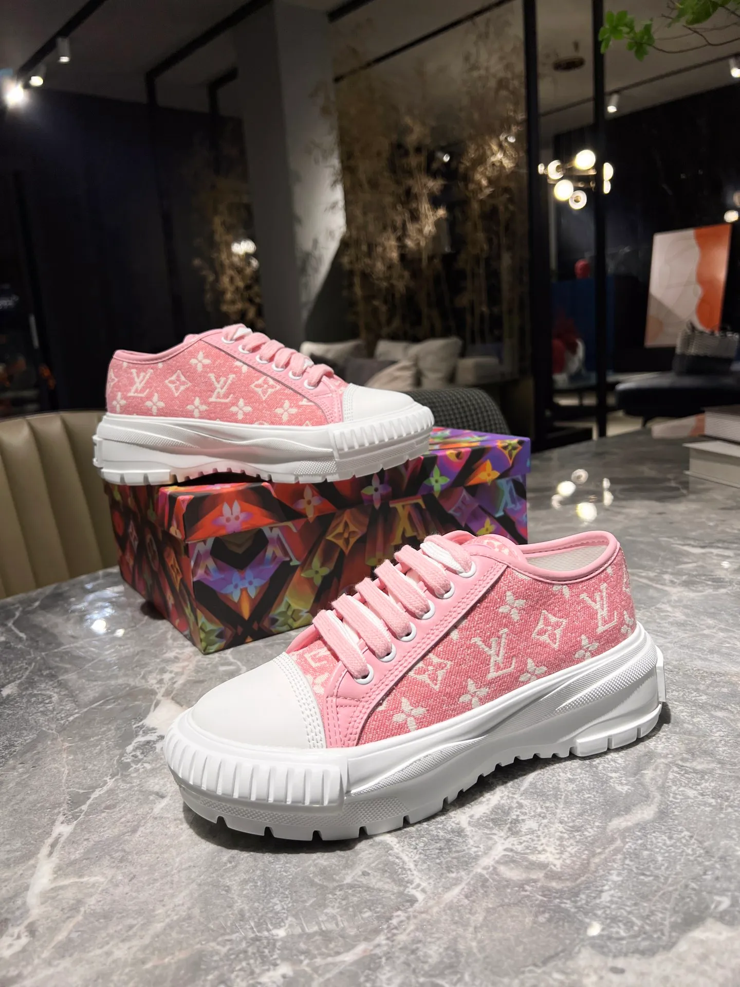 👟👟Ex-factory price 440👟👟 This LV Squad sneaker is made of Monogram denim to stretch out the midsummer comfort. The same color leather outlines the edges, the rubber LV Circle logo embellishes the tongue, and the thick yet lightweight rubber outsole upgrades the comfort again. Yardage: 35-41.